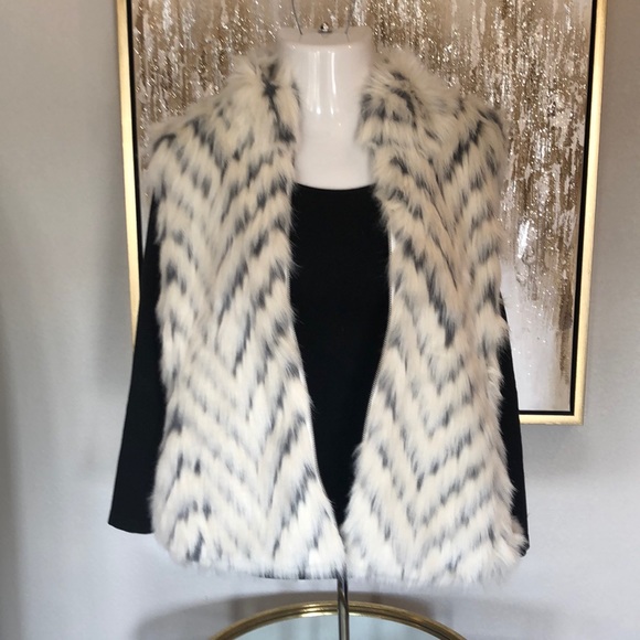 TRIBAL JEANS EGGSHELL ZIP UP FAUX FUR VEST WITH POCKETS - Picture 3 of 10